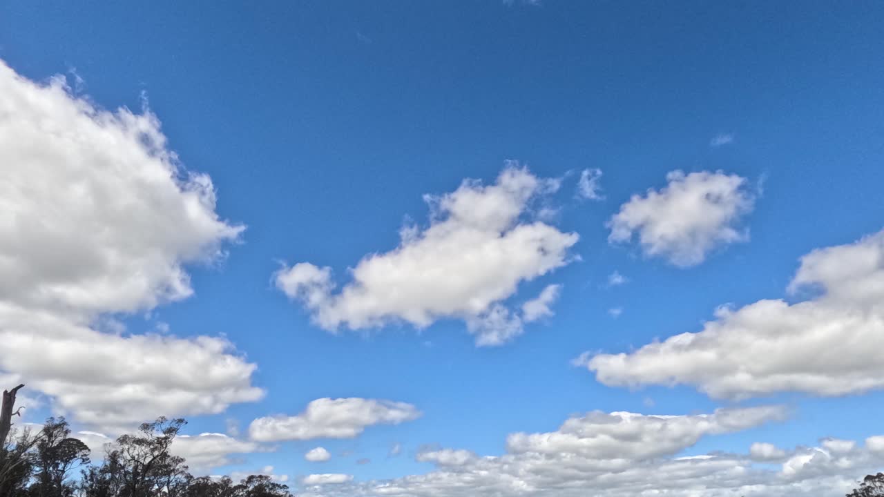 푸른 하늘을 가로질러 빠르게 움직이는 구름