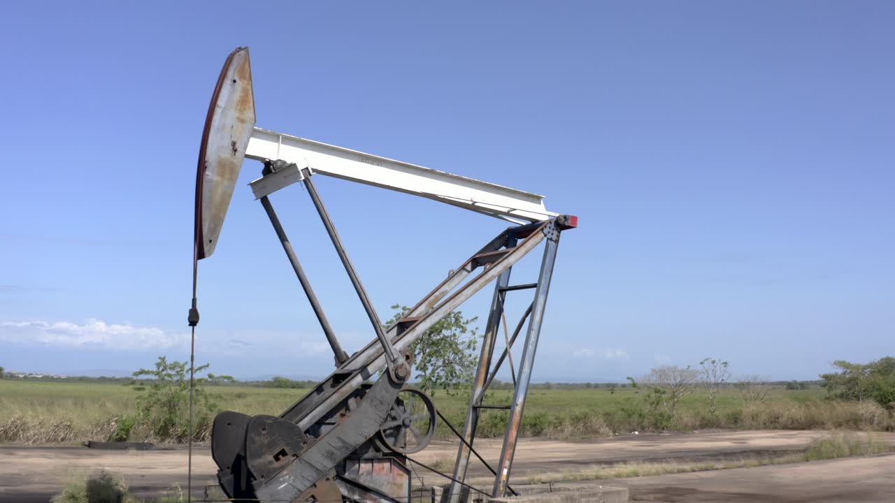 연안 석유 플랫폼. 플라이 스루 샷 놀라운 일몰