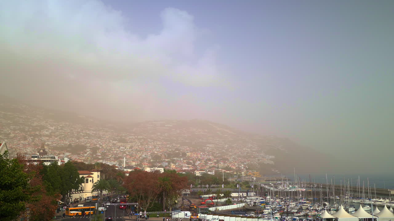 마리나와 함께 도시 풍경 위의 먼지 폭풍
