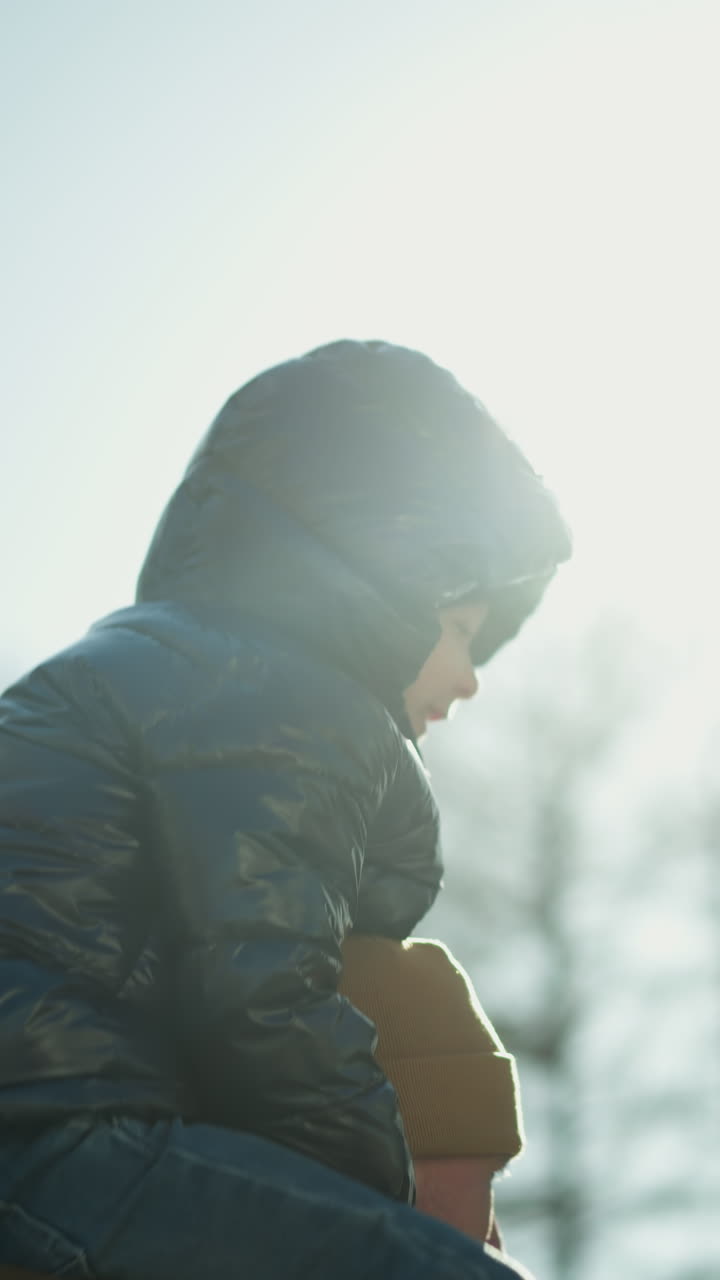 웃는 아들을 어깨에 고 야외에서 함께 놀고 있는 아버지의 기쁜 순간.