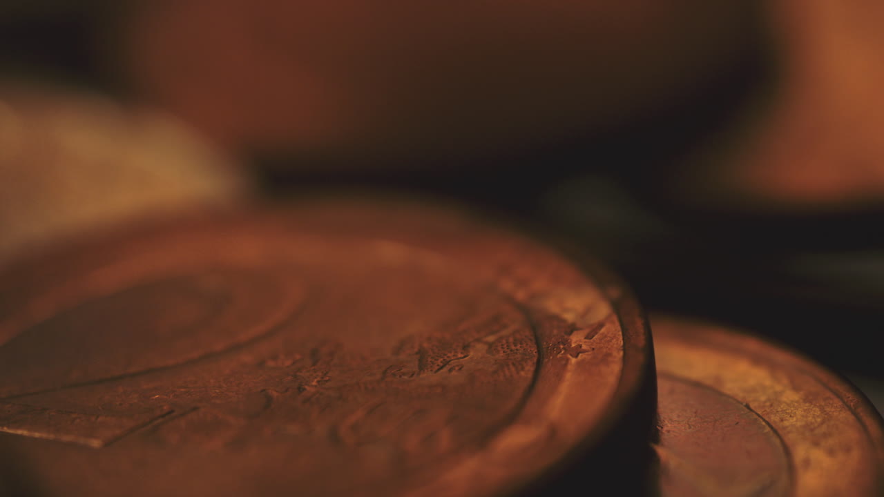 primer plano de monedas y fuego