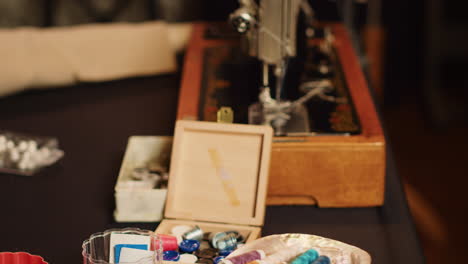 herramientas en el puesto de trabajo en el taller de moda