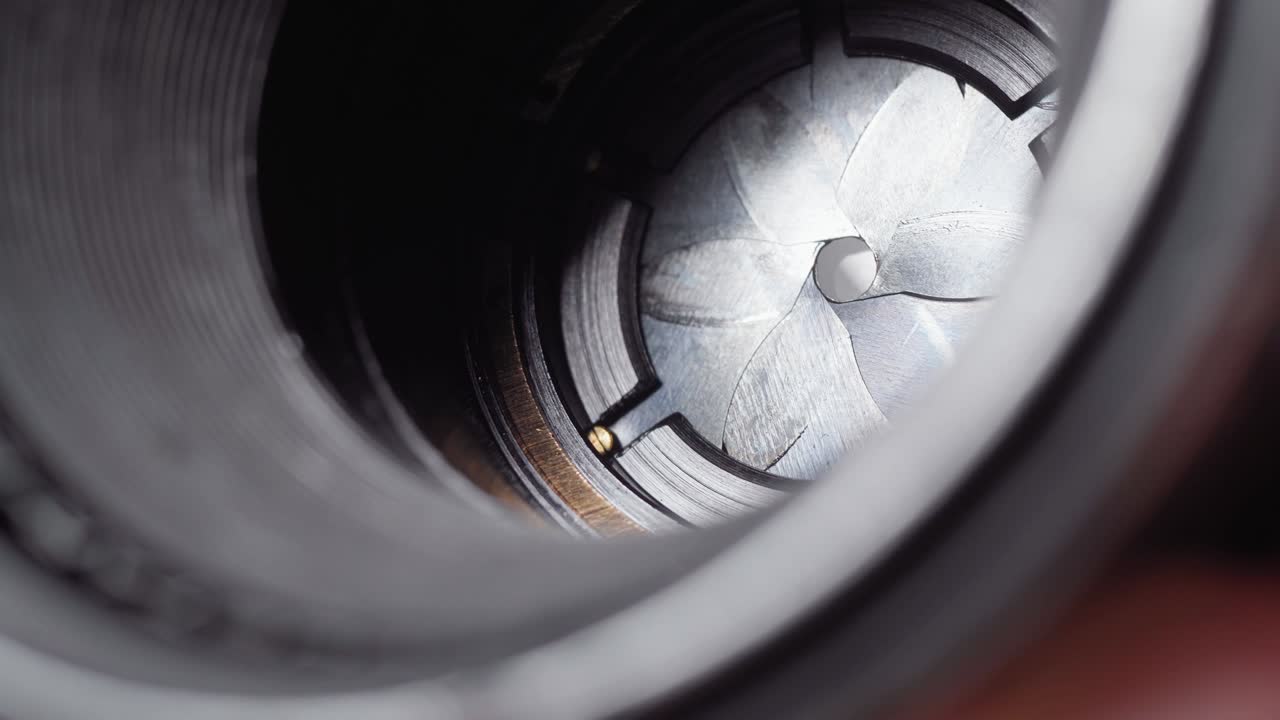 렌즈 개막을 클로즈업 매크로로 열고 선택적 초점을 맞추십시오.