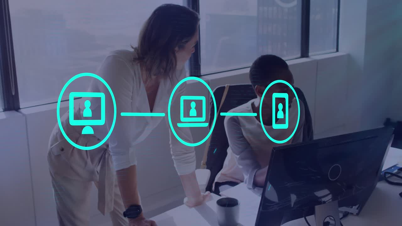 animación de una red de iconos digitales contra dos mujeres diversas discutiendo en una computadora en la oficina