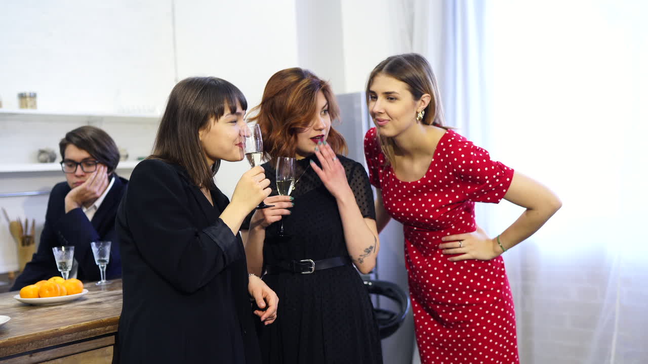 친구 들 이 부 에서 페인 을 마시며 축하 하고 있다