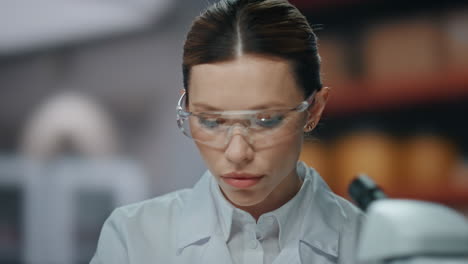 químico de laboratorio que usa gafas de protección para trabajar en una clínica médica de cerca