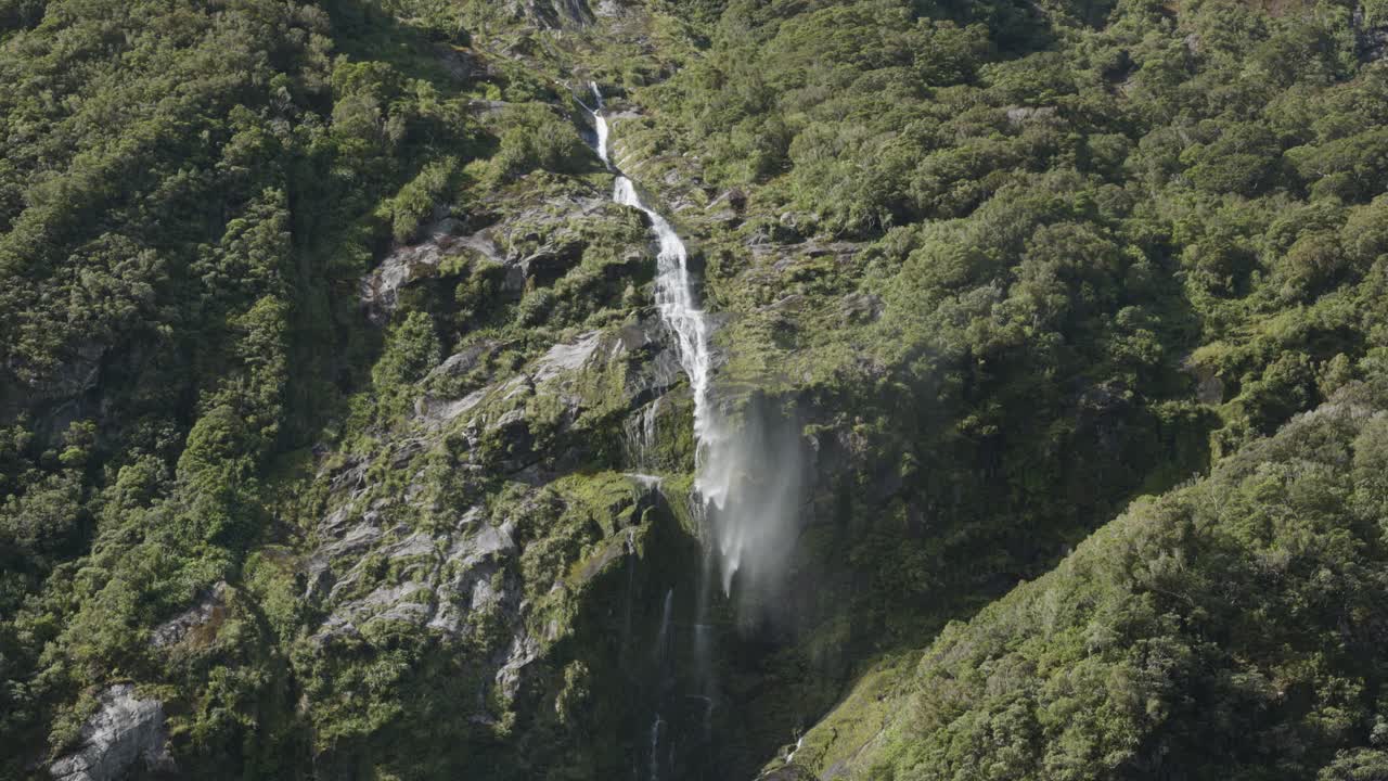 impresionante cascada en el bosque verde exuberante
