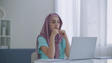 Junge-Indische-Geschäftsfrau-Trägt-Hijab-Und-Kommuniziert-Mit-Fernarbeiter-Im-Webcam-Konferenzchat.-Muslimischer-Online-Lehrer-Führt-Vorstellungsgespräch-Per-Videoanruf.