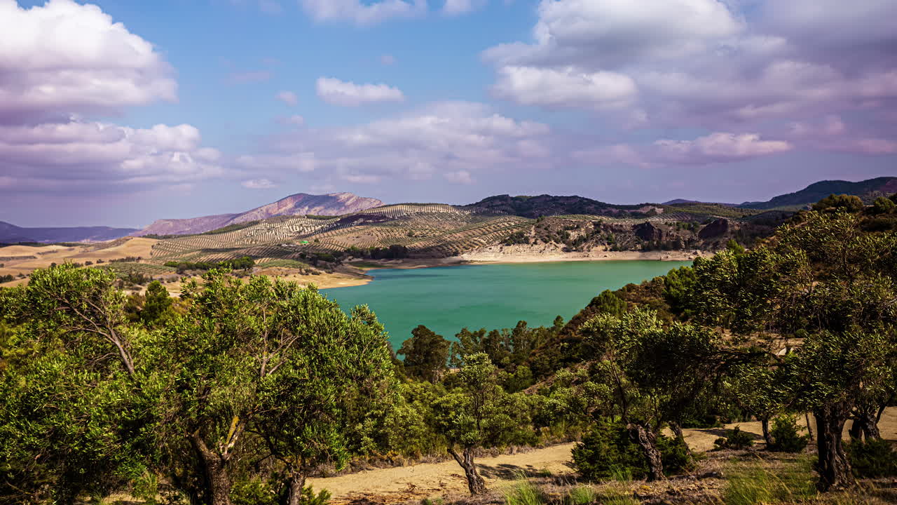 paisaje nuboso sobre un lago en el desierto del sur de españa