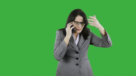 una mujer de negocios madura enojada recibe malas noticias mientras habla por su teléfono celular