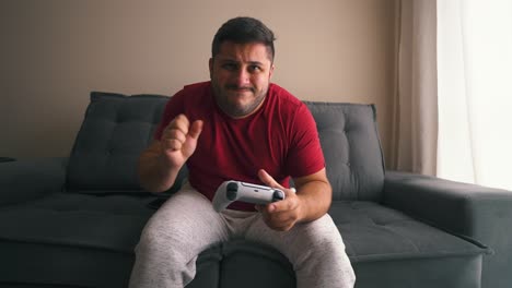 Chico-Enojándose-Jugando-Videojuegos-Con-Controlador-De-Consola-En-Sus-Manos