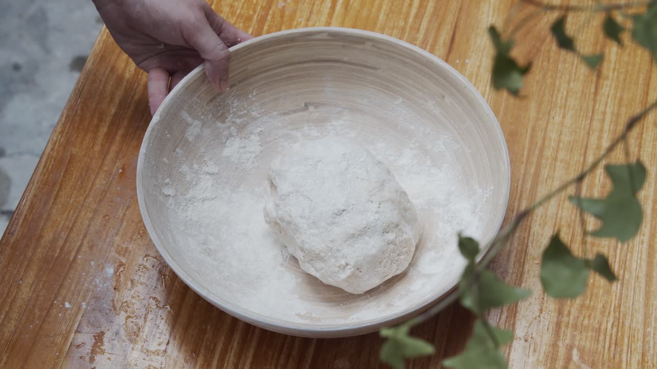 셰프는 상승 과정을 위해 떠나기 위해 피자 반죽을 덮는다