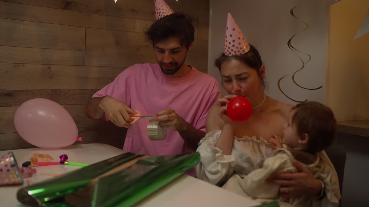 familia celebrando el cumpleaños de un bebé