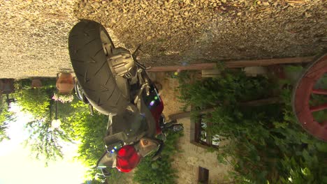 moto frente a una finca en italia