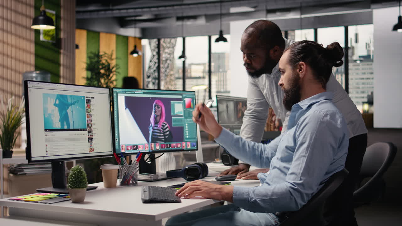 Forskellige fotografer arbejder med billedudvælgelse og retouchering i redigeringssoftware