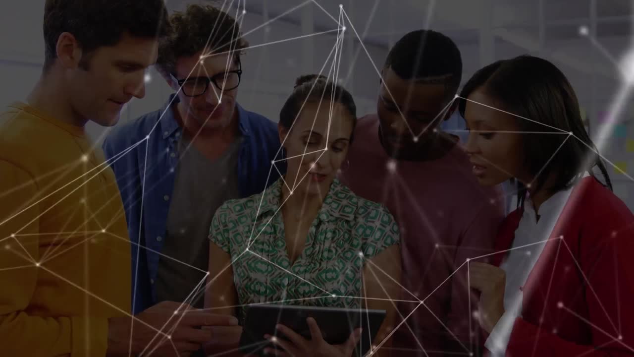 animación de la red de conexiones entre diversos compañeros de trabajo masculinos y femeninos en la oficina