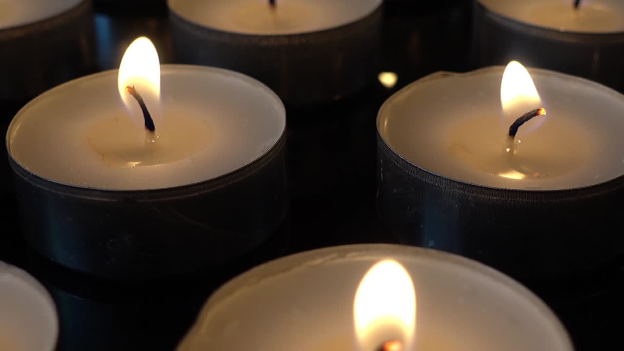 Candele su sfondo nero