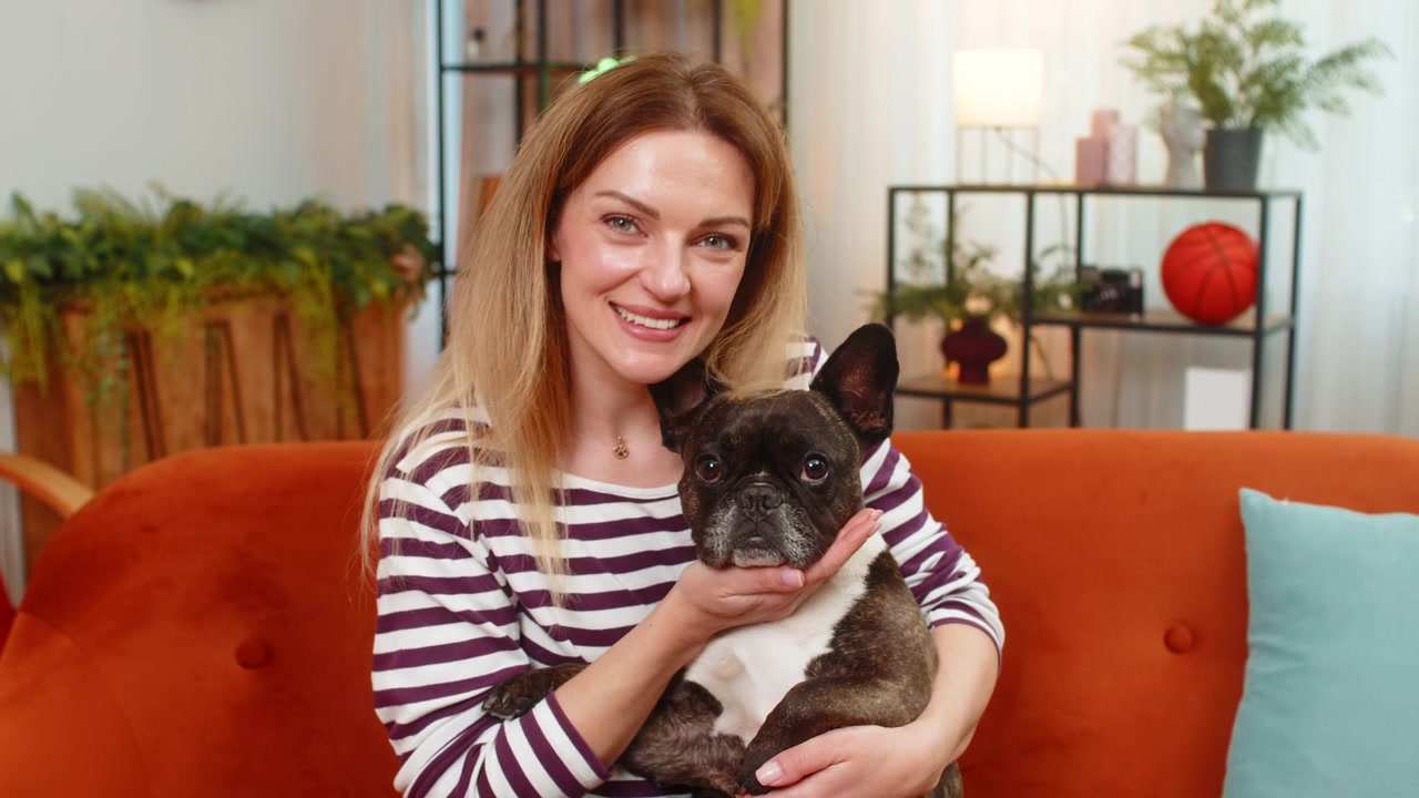 Mittelalte Frau mit Hund, umarmt ihr Haustier. Nahaufnahme, Lächeln, Freude, warme Bindung, glückliches Porträt, liebevolle Stimmung.