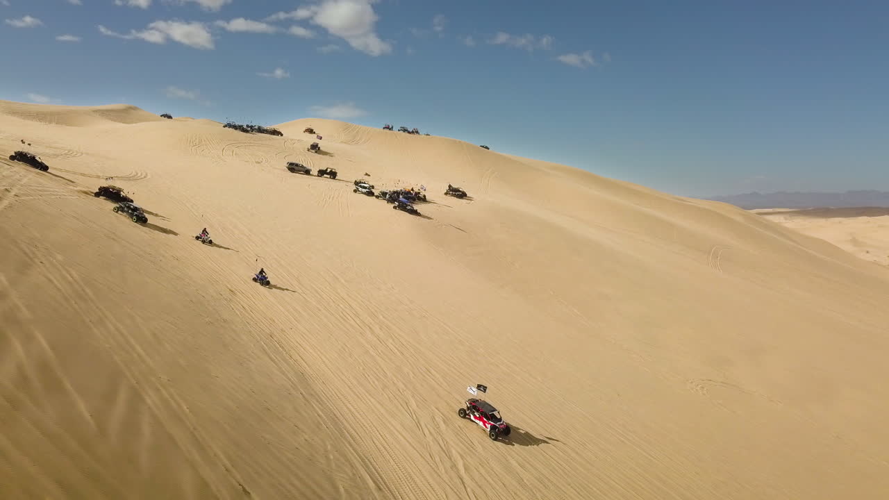 antena de buggies y vehículos todo terreno conduciendo por las dunas de arena de algodones, california