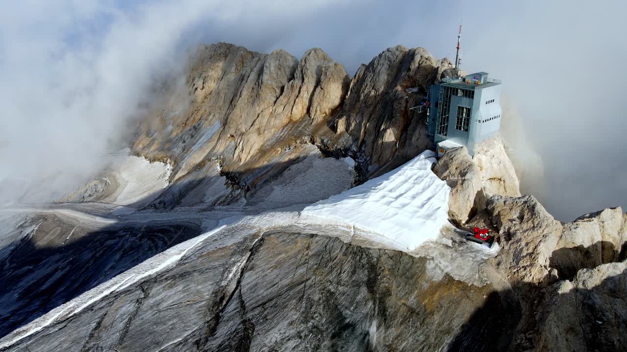 vistas aéreas de la montaña marmolada en los dolomitas, italia