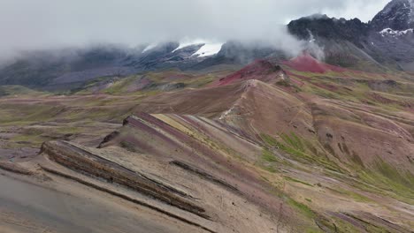 vista aérea de aviones no tripulados de la montaña del arco iris, vinicunca, región de cusco, perú