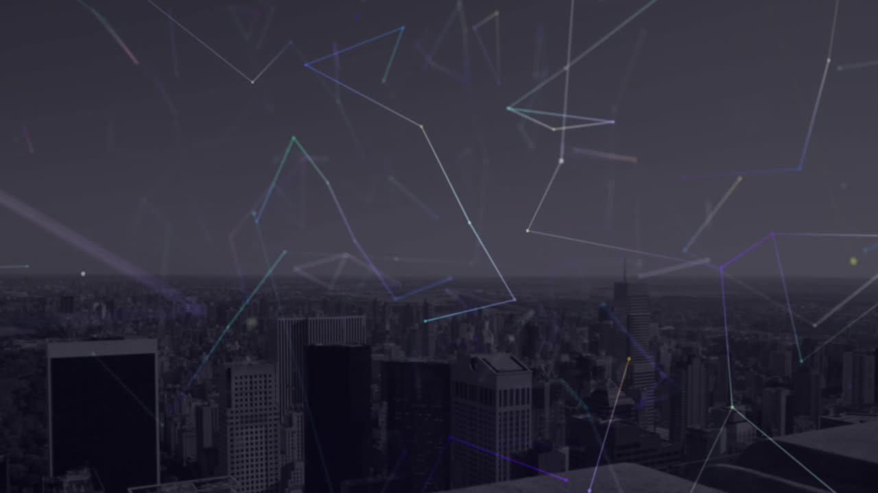 red de conexiones flotando contra la vista aérea del paisaje urbano por la noche