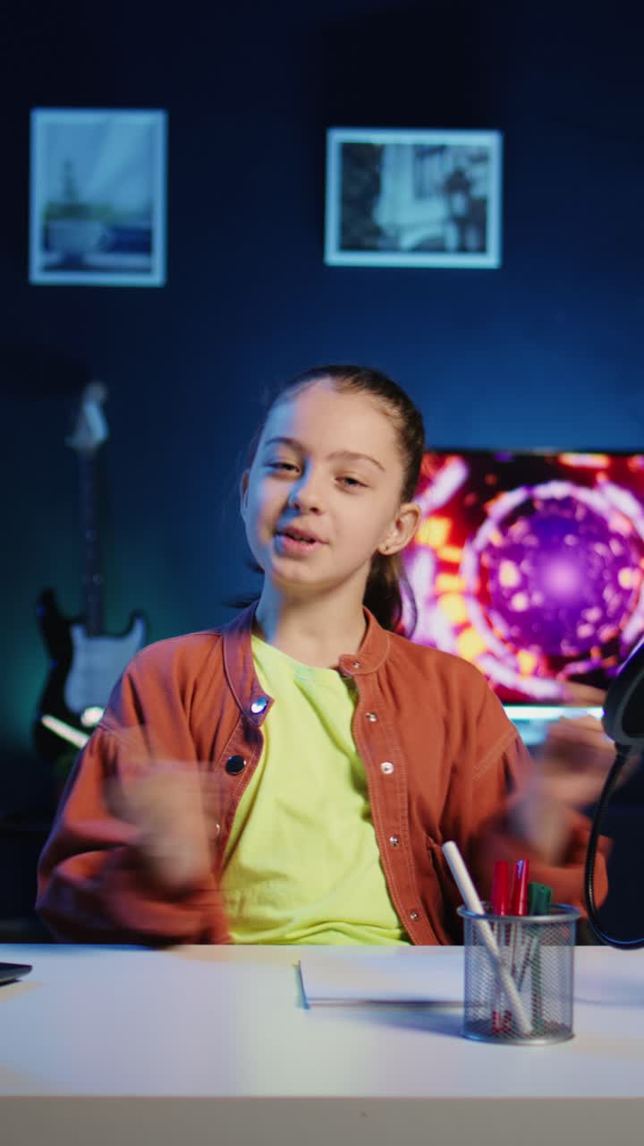 Video verticale: bambina felice che fa da influencer e registra un video mentre chatta con i fan