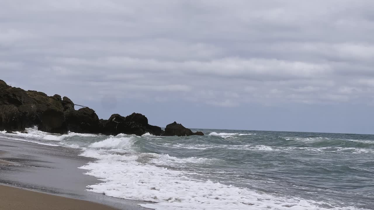 산호초 에 부 ⁇ 히는 파도 들 의 모습