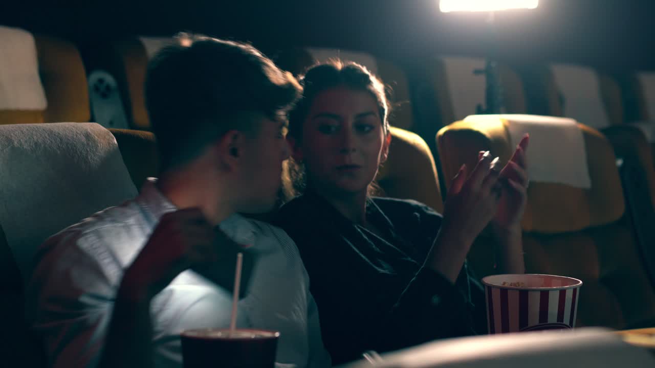 donna che gioca a giochi sul cellulare