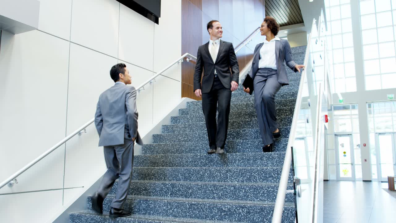 젊은 다민족 남성 여성 비즈니스 금융 팀