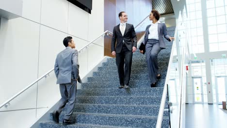 joven multiétnico hombre mujer equipo de finanzas empresariales