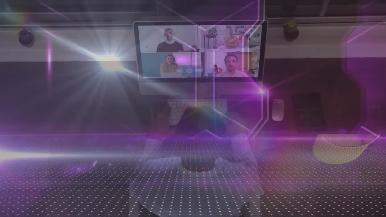 animación de luces sobre un hombre afroamericano haciendo una videollamada en una computadora portátil