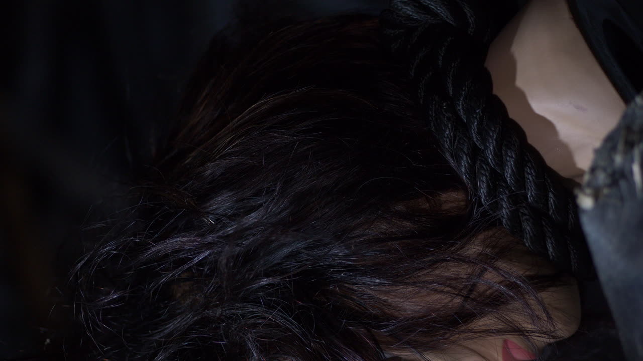 올가미 매달려, 여성 갈색 머리, 공포 개념, 정적 인형을 닫습니다