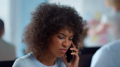 Mujer-De-Negocios-Molesta-Hablando-Por-Teléfono-Móvil