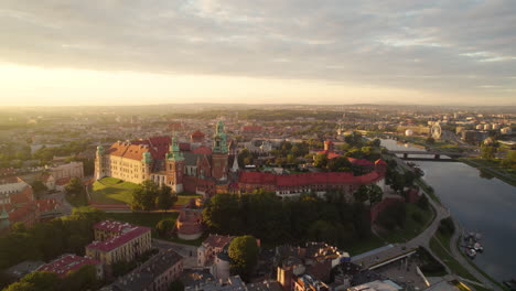 Histórico-Castillo-De-Wawel,-Polonia,-Amanecer