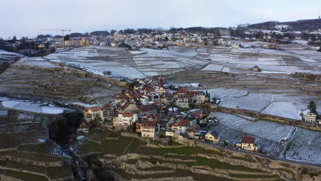 Pueblo-Vitivinícola-De-Rivaz-En-Los-Viñedos-De-Lavaux-Con-Vistas-Al-Pueblo-De-Chexbres-En-Vaud,-Suiza-Durante-El-Invierno