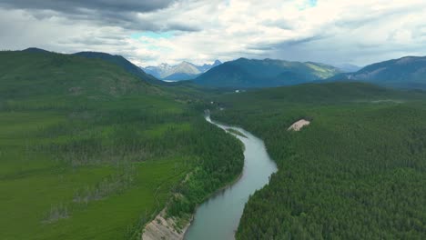 Río-Flathead-Y-Denso-Paisaje-Forestal-Cerca-Del-Parque-Nacional-De-Los-Glaciares-En-Montana,-Ee.uu.