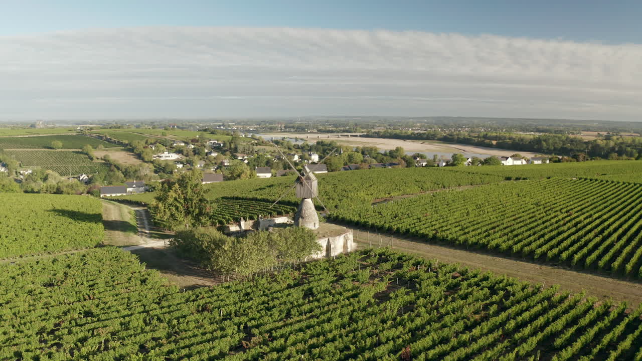 punto de vista aéreo de un avión no tripulado del molino de viento del siglo xviii moulin de la tranchee cerca de montsoreau en el patrimonio mundial de la unesco valle del loira, francia