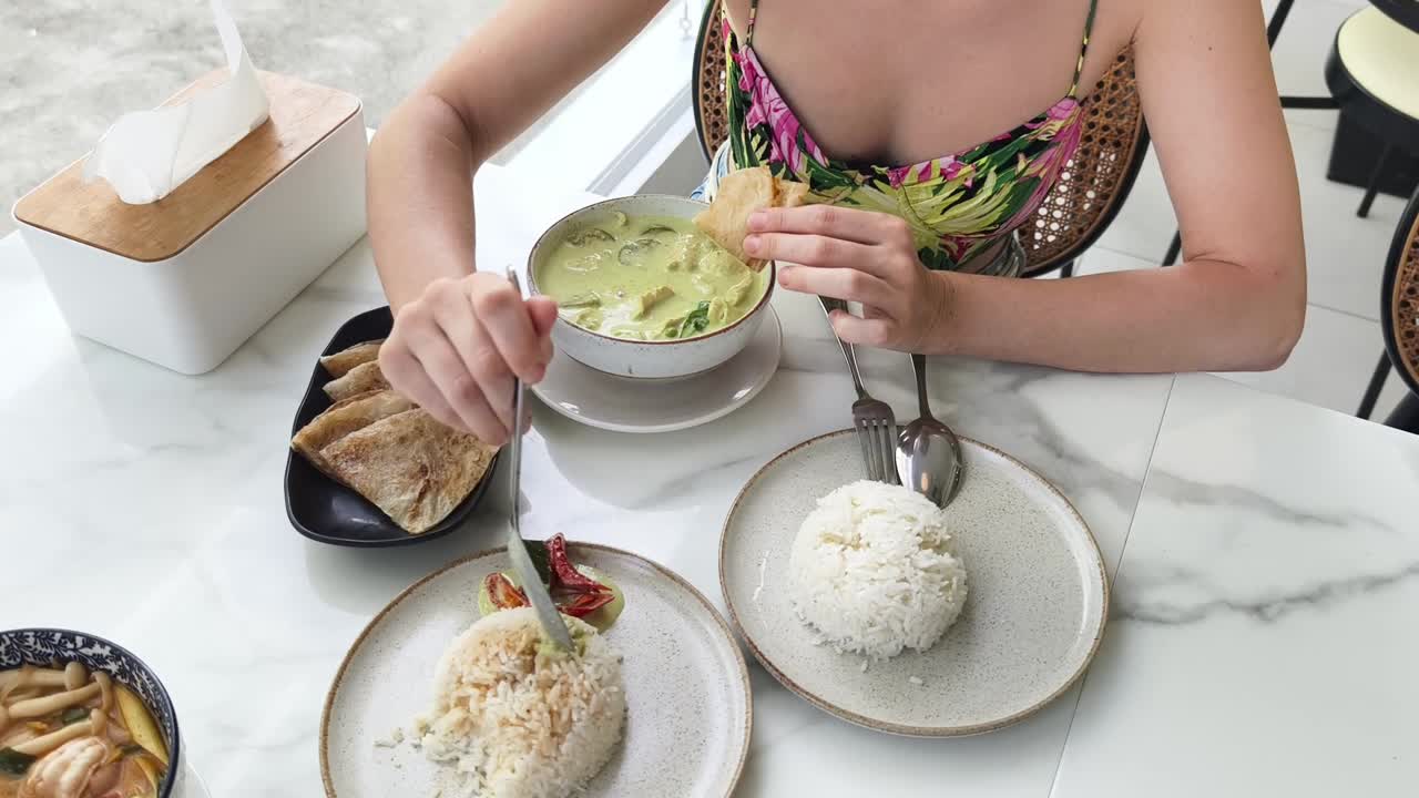 맛있는 태국 녹색 카리 를 즐기는 여자