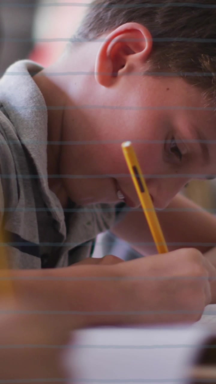 Animazione di icone di materiale scolastico in movimento su alunni che imparano