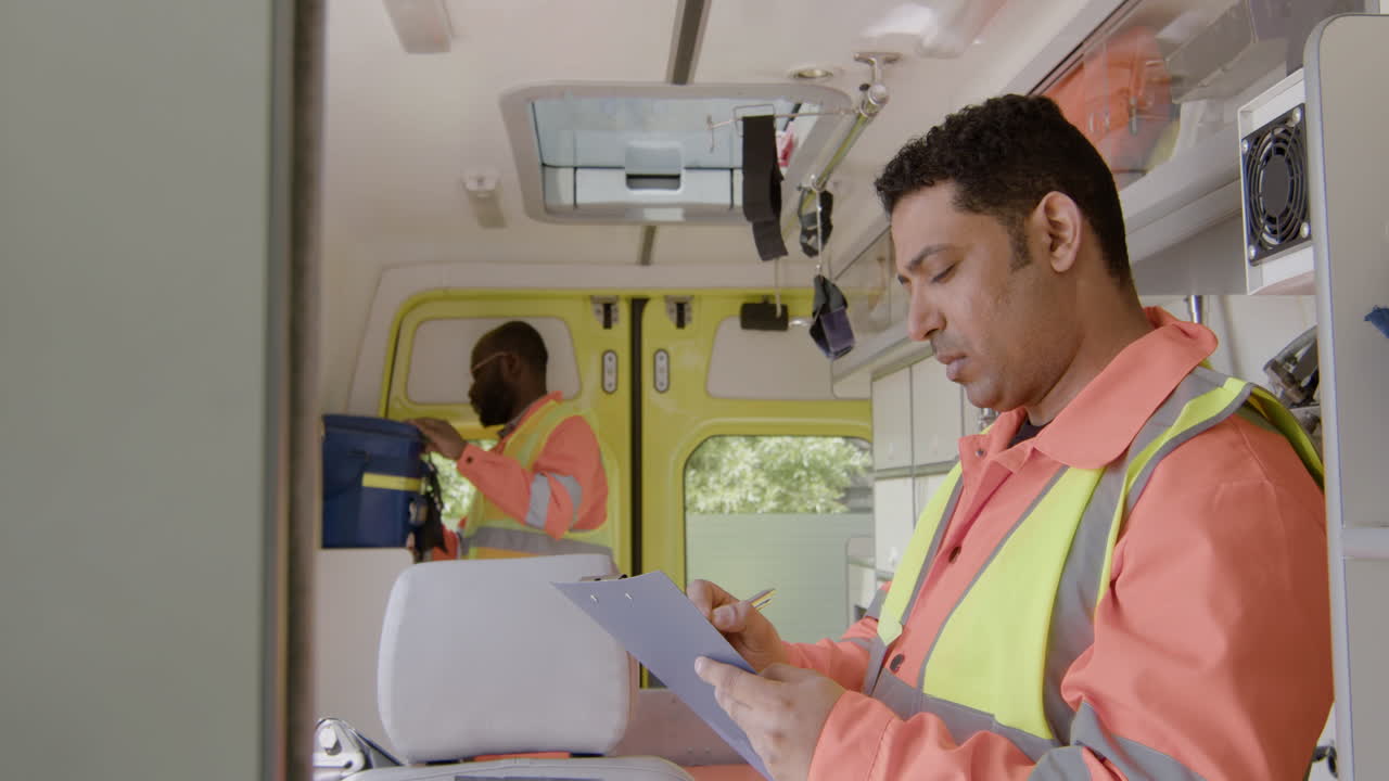 hay dos auxiliares medicos en una ambulancia 3
