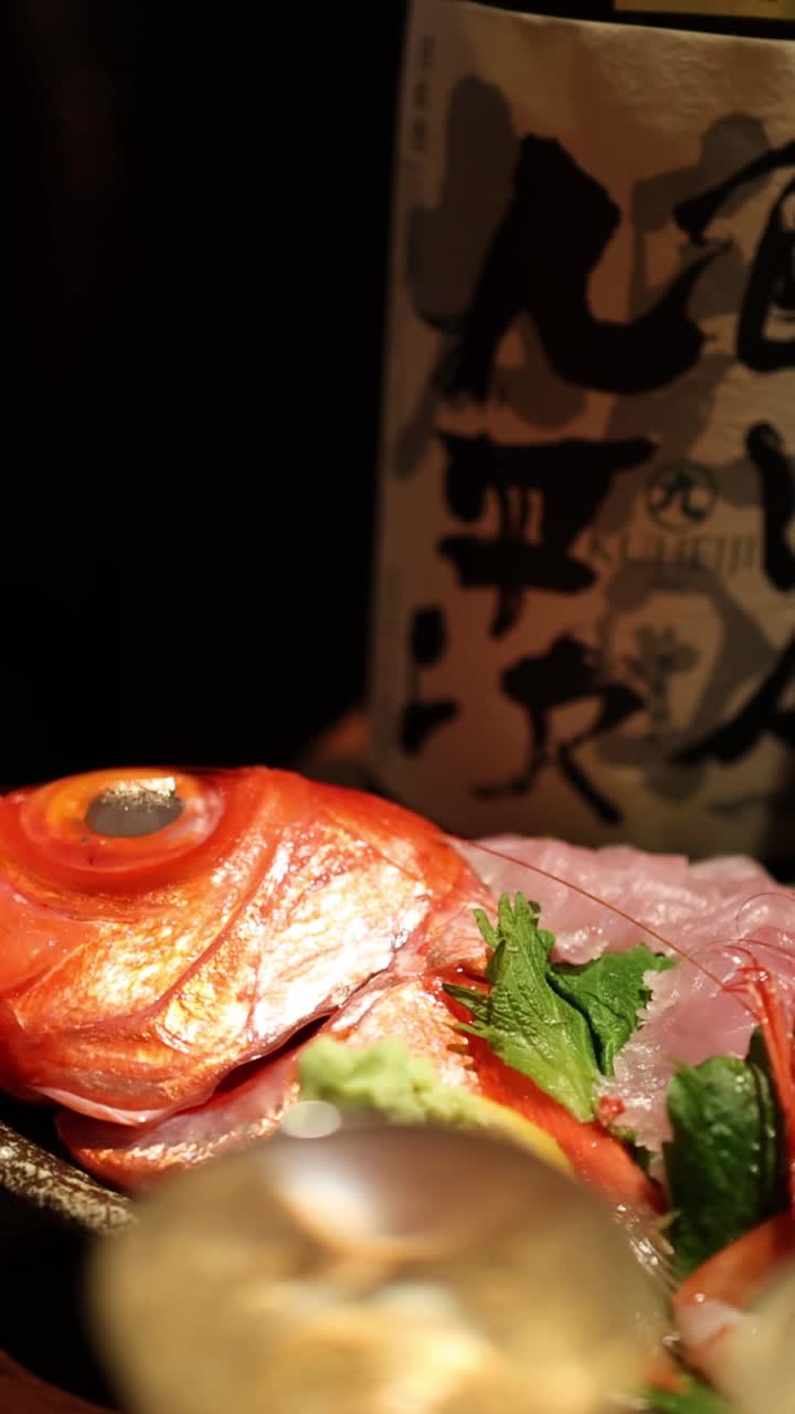 나무판 에 있는 여러 가지 사시미 의 클로즈업