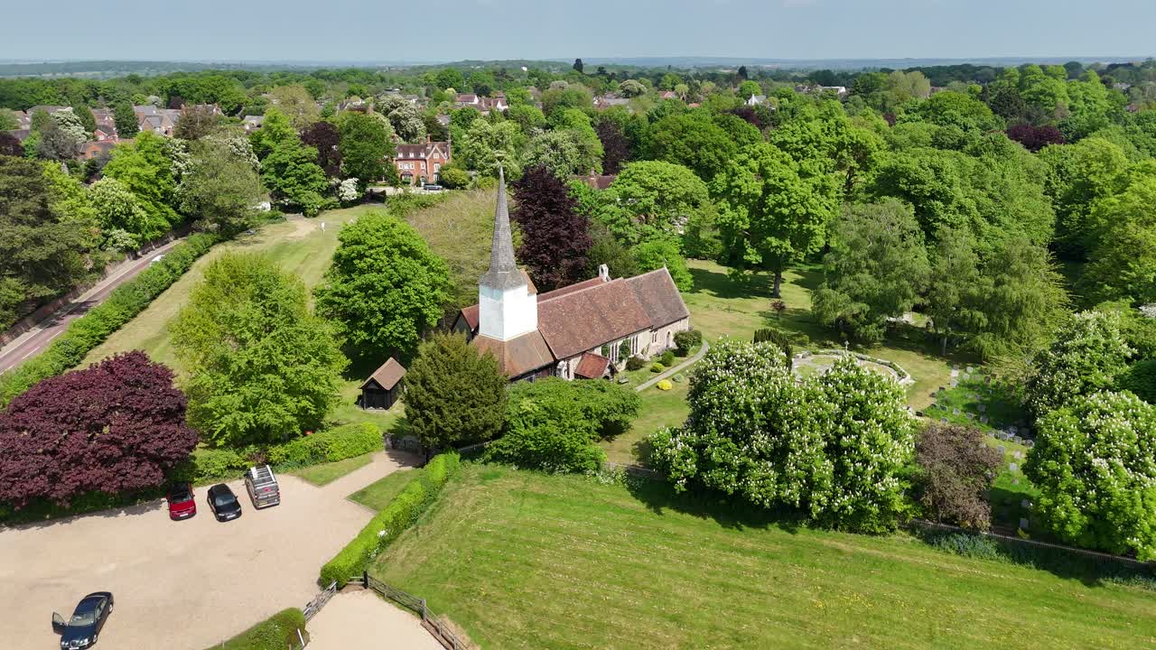 Panorerande drönarflygbild av All Saints' Church, Stock, Essex, Storbritannien.