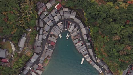 Luftdrohne-Von-Oben-Nach-Unten,-Bootshäuser-Am-Japanischen-Grünen-Klippenstrand-Kyoto,-Reiseziel-Kyototango,-Blaues-Meer,-Traditionelle-Architektur,-Asiatische-Naturumgebung-Kyoto-Am-Meer