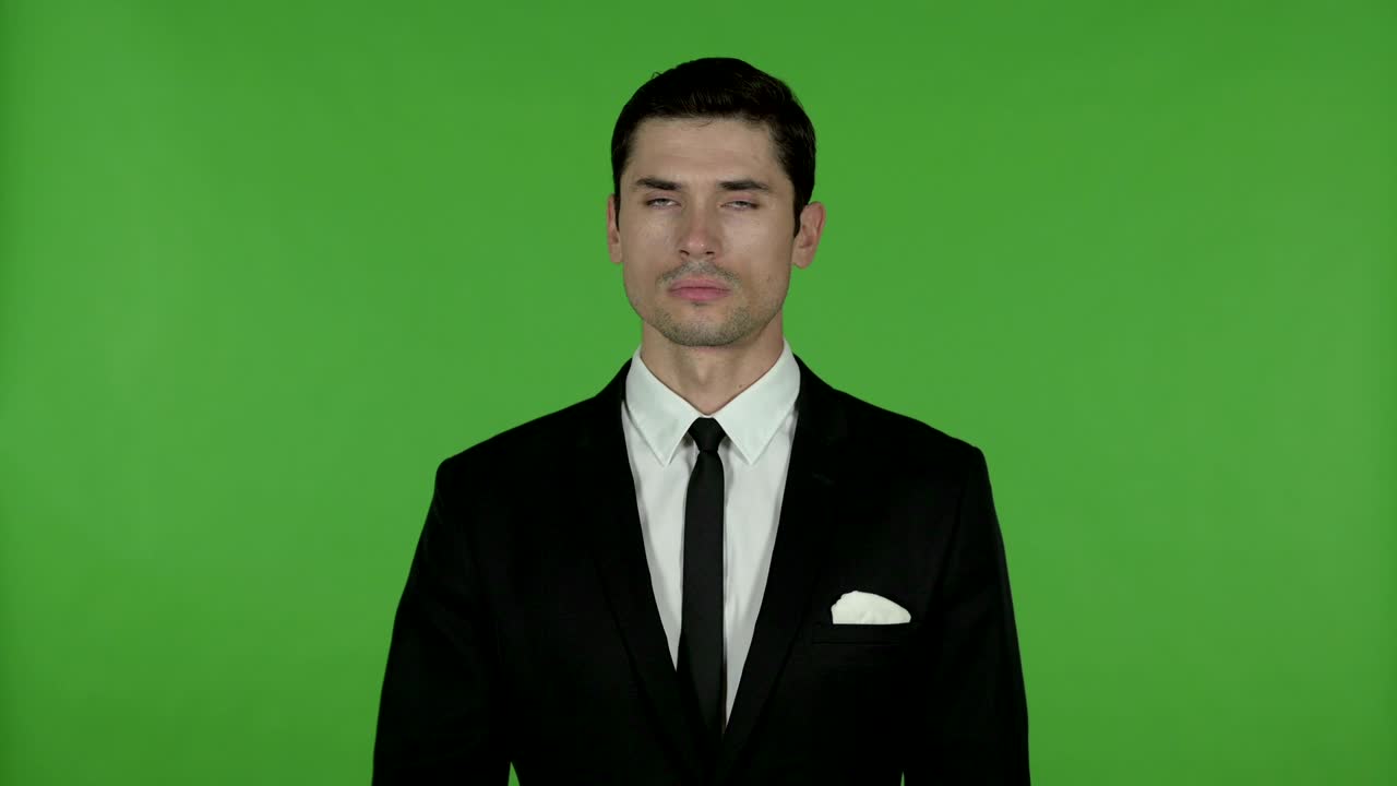 hombre de negocios guapo dedo en los labios, llave de croma