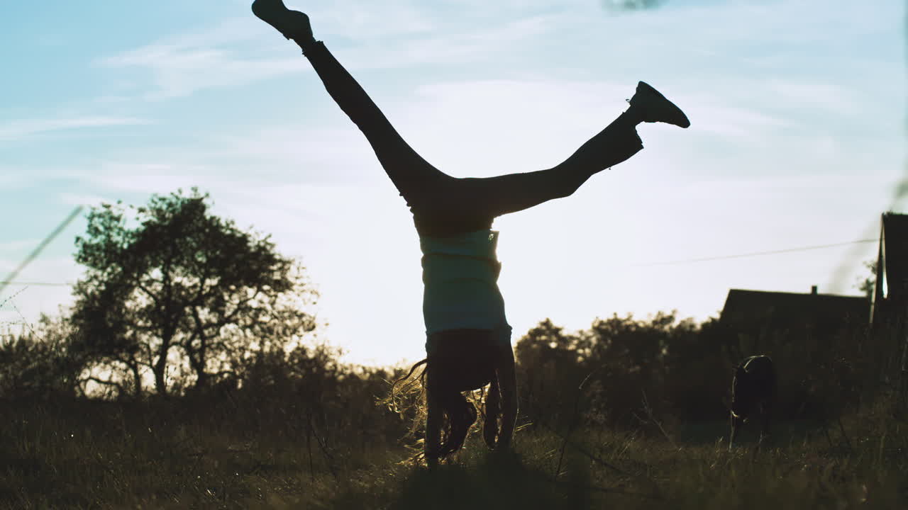 niño realizando acrobacias al atardecer