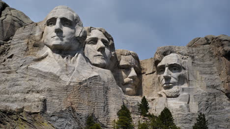 una toma detallada de lapso de tiempo del monte rushmore capturada en un día parcialmente nublado