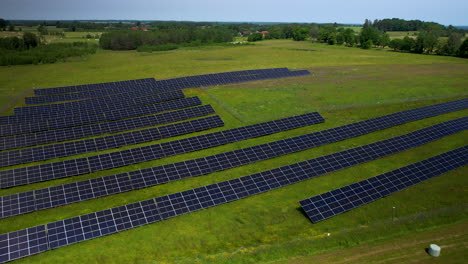 Filas-De-Paneles-Solares-En-El-Campo-Para-La-Generación-De-Energía-Renovable,-Vista-Aérea