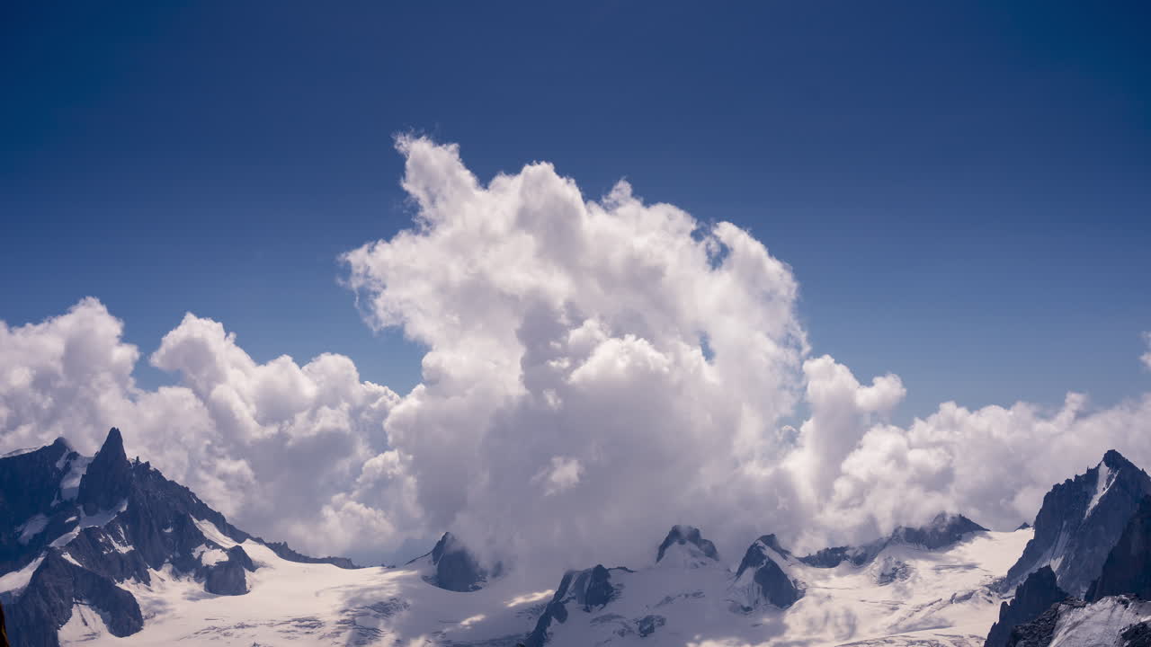 formación de tormentas sobre valle blanco, mont blanc