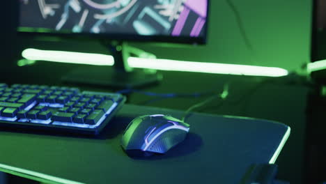 video de computadora de juegos y equipos de juegos en el escritorio con espacio de copia en fondo de neón